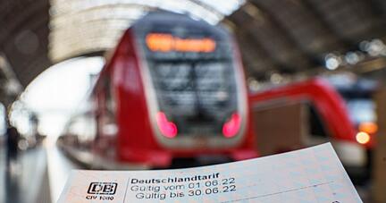 Ein frisch erworbenes 9-Euro-Ticket, aufgenommen im Frankfurter Hauptbahnhof.
