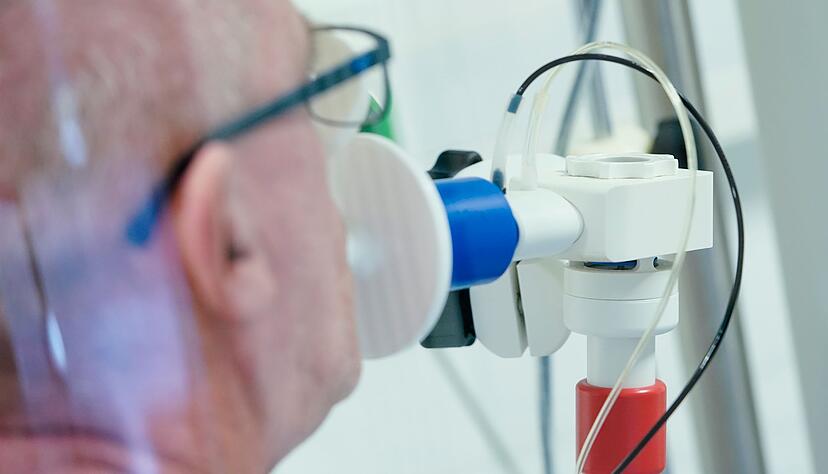 Ein von einer Corona-Erkrankung genesener Patient bekommt in einer Lungentest-Kabine in einer Rehaklinik die Lungenfunktion gemessen. Ein von einer Corona-Erkrankung genesener Patient bekommt in einer Lungentest-Kabine in einer Rehaklinik die Lungenfunktion gemessen.