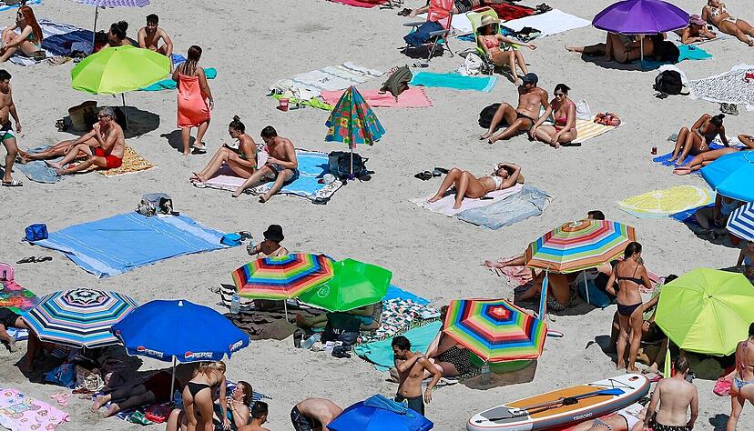 Menschen liegen am überfüllten Strand Cala Pi auf Mallorca. Der Massentourismus auf der Insel soll nachhaltig werden.
Foto: dpa Menschen liegen am überfüllten Strand Cala Pi auf Mallorca. Der Massentourismus auf der Insel soll nachhaltig werden.
Foto: dpa