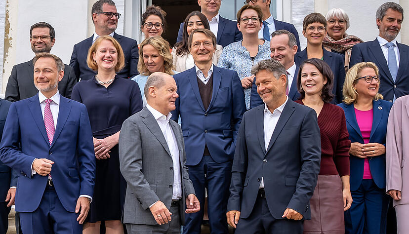 Im August 2023 war die Ampel-Welt noch in Ordnung: Bundeskanzler Olaf Scholz (SPD, vorne, Mitte) mit den 16 Ministern seines Kabinetts. Im August 2023 war die Ampel-Welt noch in Ordnung: Bundeskanzler Olaf Scholz (SPD, vorne, Mitte) mit den 16 Ministern seines Kabinetts.