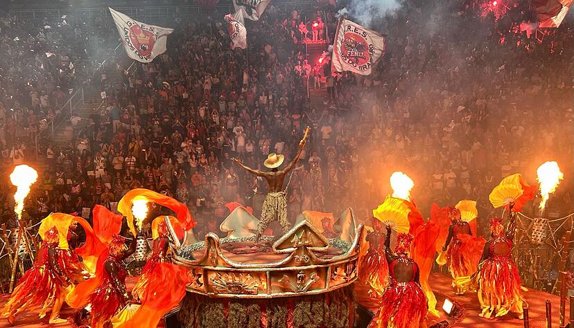 Rios Sambaschulen lassen es f&uuml;r eine letzte Karnevalsnacht noch einmal krachen.