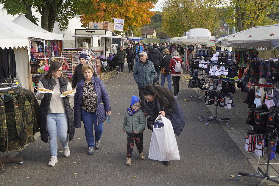 Bei schönstem Herbstwetter flanieren die Besucher am Samstag über die Krautheimer Herbstmesse.