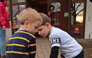 Morgen wird selbst gekocht: Die jungen Helfer befördern die Lebensmittel dafür in den katholischen Kindergarten Sankt Elisabeth. Fotos: Andreas Tschürtz Morgen wird selbst gekocht: Die jungen Helfer befördern die Lebensmittel dafür in den katholischen Kindergarten Sankt Elisabeth. Fotos: Andreas Tschürtz