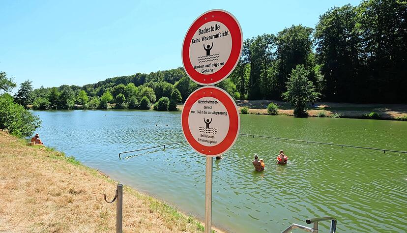Am Schleierhofer See ist das Baden derzeit nicht mehr durch Rettungsschwimmer beaufsichtigt. Warnschilder weisen darauf hin.