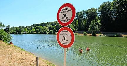 Am Schleierhofer See ist das Baden derzeit nicht mehr durch Rettungsschwimmer beaufsichtigt. Warnschilder weisen darauf hin.
Foto: Rainer Lang