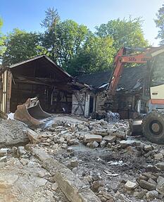 Die Waldsch&auml;nke aus n&ouml;rdlicher Sicht: Noch k&ouml;nnen Spazierg&auml;nger in den Innenraum blicken.