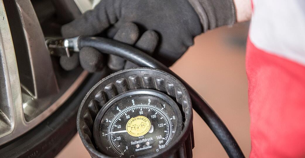 Die Werte f&uuml;r den richtigen Reifendruck gibt der Autohersteller in der Bedienungsanleitung vor.