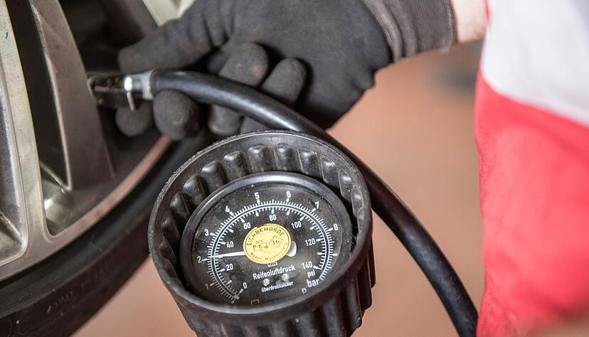 Die Werte f&uuml;r den richtigen Reifendruck gibt der Autohersteller in der Bedienungsanleitung vor.
