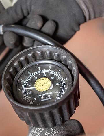 Die Werte f&uuml;r den richtigen Reifendruck gibt der Autohersteller in der Bedienungsanleitung vor.