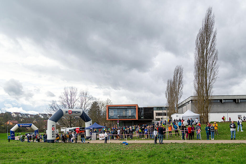Zum 46. Mal laufen Teilnehmer über die Ziellinie des Lindenlaufs in Neuenstadt Zum 46. Mal laufen Teilnehmer über die Ziellinie des Lindenlaufs in Neuenstadt