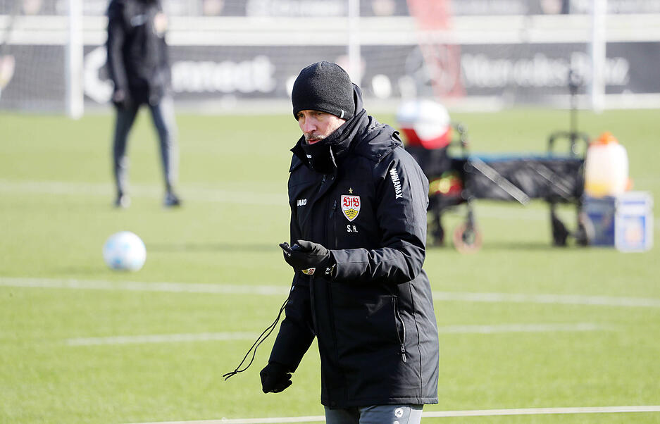 VfB-Trainer Sebastian Hoeneß kann sich dabei auf Rückkehrer freuen: Jacob Bruun Larsen meldet sich für das Spiel gegen die TSG Hoffenheim fit. El Bilal steht wieder im Training.