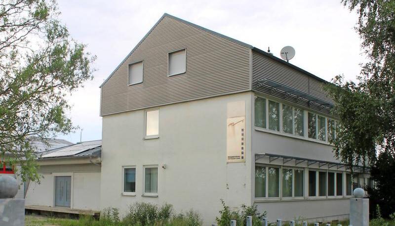 Das Gebäude in der Straße Im Bild soll für die Anschlussunterbringung von Flüchtlingen umgebaut werden. Maximal 42 Menschen finden darin Platz. Die Umbau-Kosten belaufen sich voraussichtlich auf 230.000 Euro. Foto: Ranjo Doering Das Gebäude in der Straße Im Bild soll für die Anschlussunterbringung von Flüchtlingen umgebaut werden. Maximal 42 Menschen finden darin Platz. Die Umbau-Kosten belaufen sich voraussichtlich auf 230.000 Euro. Foto: Ranjo Doering