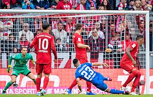 Vorbei an allen Roten: Sargis Adamyan trifft hier zum 2:1. Hinterher sprach der Armenier vom sch&ouml;nsten Tag seiner Karriere.
Fotos: dpa