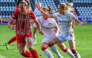 Heimspiel im Dreisamstadion: Lisa Karl (links) beim 3:2-Sieg gegen Bayer Leverkusen in der Hinrunde 2022/2023.