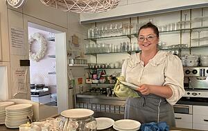 Die Konditorin Cornelia Dierolf reibt Teller trocken. So wie ihre Kollegin vom Service, Melanie M&ouml;rgenthaler, f&uuml;hlt sich die 28-J&auml;hrige wie ein Teil der Familie.