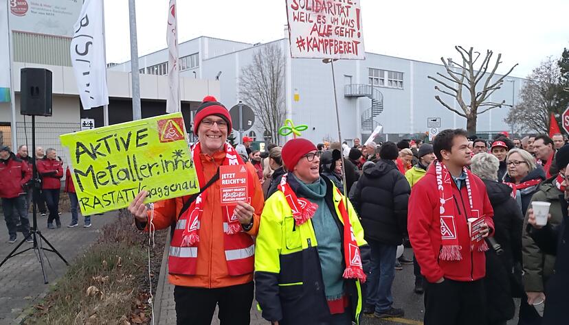 Die IG Metall hatte aufgerufen. Zum Teil waren die Teilnehmer mit Bussen zum Protest nach Bretten angereist.