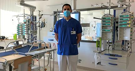 Oberarzt Dr. Dominik Scharpf auf der inzwischen fast leeren Covid-Intensivstation am Gesundbrunnen. Um Ostern war die Station voll.
Foto: Valerie Blass
