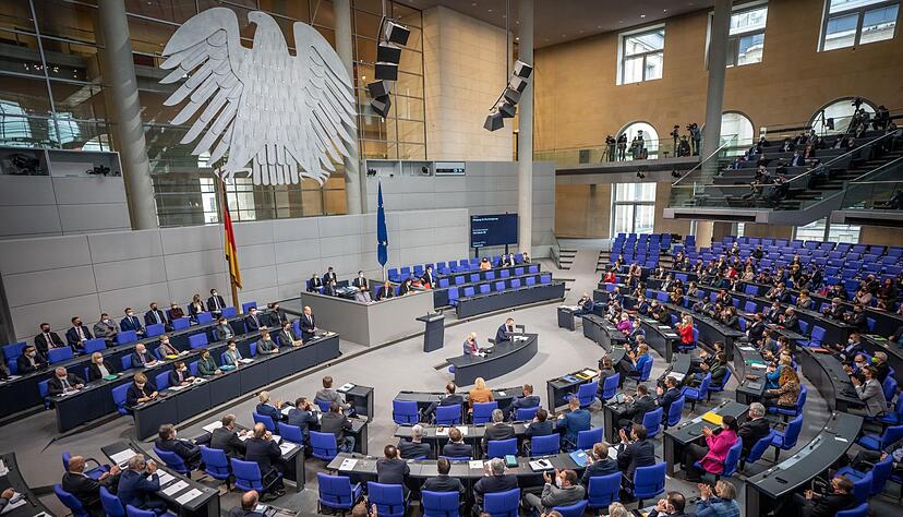 Die Mehrheit der Abgeordneten im Bundestag hat am Donnerstag gegen eine allgemeine Corona-Impfpflicht gestimmt. Die Mehrheit der Abgeordneten im Bundestag hat am Donnerstag gegen eine allgemeine Corona-Impfpflicht gestimmt.