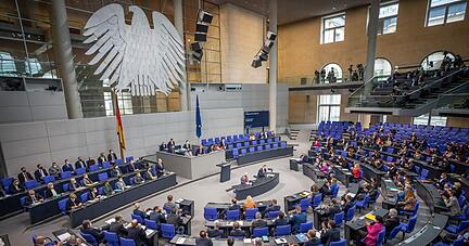 Im Bundestag fällt heute die Entscheidung über eine allgemeine Corona-Impfpflicht. Im Bundestag fällt heute die Entscheidung über eine allgemeine Corona-Impfpflicht.