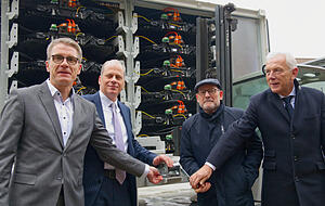 Audi-Werkleiter Fred Schulze (von links), Georg Stamatelopoulos, Vorstand Nachhaltige Erzeugungs-Infrastruktur bei der EnBW, Landesverkehrsminister Winfried Hermann, Heilbronns Oberb&uuml;rgermeister Harry Mergel bei der Inbetriebnahme.