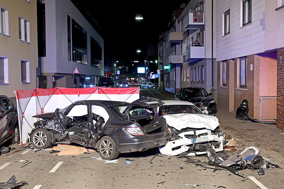 Tödlicher Unfall in Heilbronn: Mann rast in Wollhausstraße in Auto einer Familie