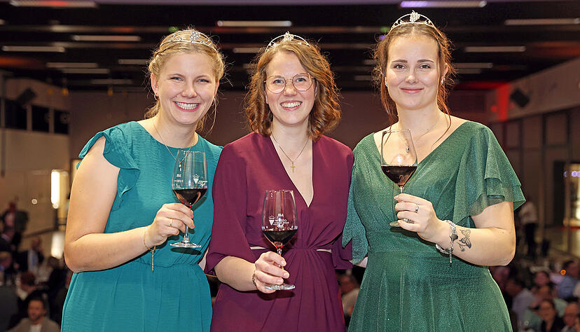 In Amt und Würden: die amtierende Württembergische Weinkönigin Larissa Salcher (Mitte) mit ihren Weinprinzessinnen Julie Mayr (links) und Vivien Jesse. In Amt und Würden: die amtierende Württembergische Weinkönigin Larissa Salcher (Mitte) mit ihren Weinprinzessinnen Julie Mayr (links) und Vivien Jesse.