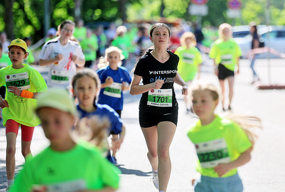 Am Rand des Laufs jubelten viele Zuschauer den kleinen Läufern beim Trollinger-Marathon zu.