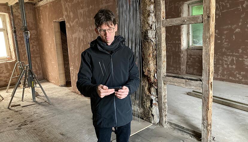 Thomas Frey, Abteilungsleiter Hochbau in der Stadtverwaltung Eppingen, &uuml;berwacht die Arbeiten.