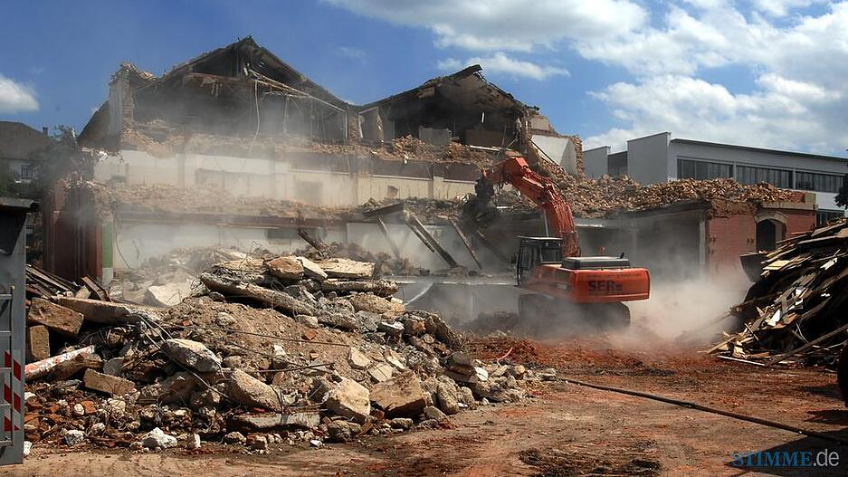 2009: An der Mannheimer Straße werden die letzten Bauzeugen der Schaeuffelen‘schen Papierfabrik abgerissen.