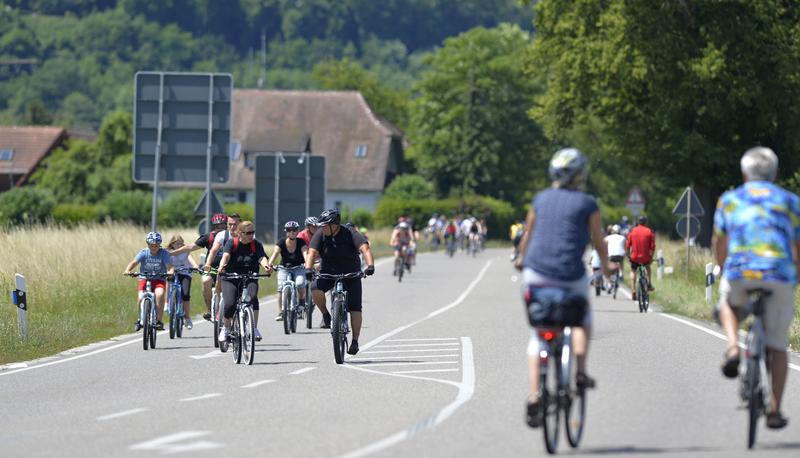 So großzügig wie die autofreie B27 am Radsonntag werden sie nicht sein: Radschnellwege sollen bald schon die Region durchziehen.
Foto: Berger, Mario So großzügig wie die autofreie B27 am Radsonntag werden sie nicht sein: Radschnellwege sollen bald schon die Region durchziehen.
Foto: Berger, Mario