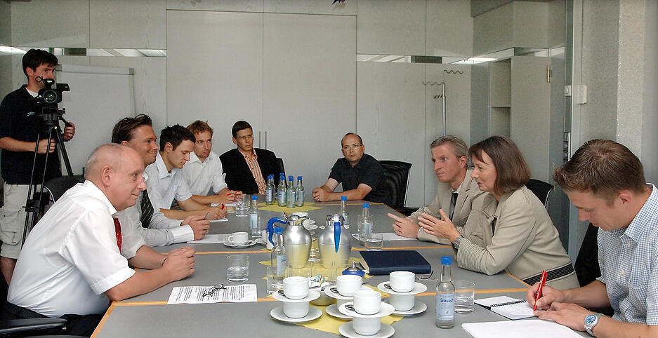 Die Europa-Abgeordnete im Redaktionsgespr&auml;ch im Juni 2007 &uuml;ber die M&uuml;hen ihrer Arbeit am Beispiel des komplizierten Scheidungsrechts. Foto: HSt-Archiv