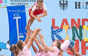 Das Landeskinderturnfest fand zum letzten Mal 2019 in Heilbronn bei der Bundesgartenschau statt. Zum Abschluss gab es ein großes Finale. An diesem Sonntag startet die Abschieds-Show um 14 Uhr auf den Künzelsauer Wertwiesen. Das Landeskinderturnfest fand zum letzten Mal 2019 in Heilbronn bei der Bundesgartenschau statt. Zum Abschluss gab es ein großes Finale. An diesem Sonntag startet die Abschieds-Show um 14 Uhr auf den Künzelsauer Wertwiesen.