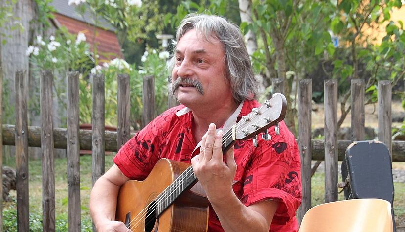 Kurt R&ouml;sch, ein Hohenloher Original: nur echt mit Seehundschnauzer und M&auml;hne. Dieses Foto entstand beim Privatkonzert f&uuml;r Ministerpr&auml;sident Winfried Kretschmann.