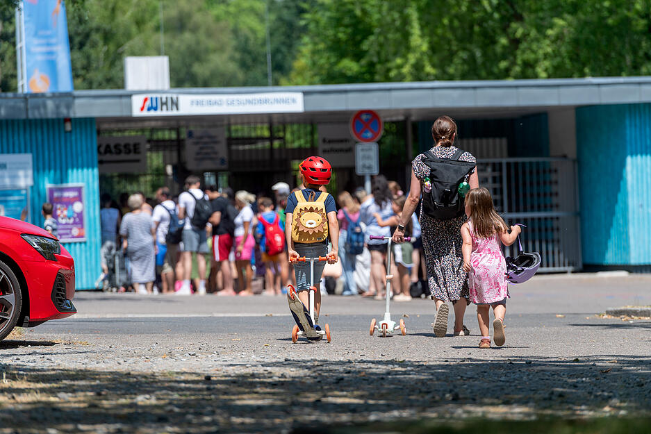 Vor dem Freibad Gesundbrunnen bildeten sich lange Schlangen am Eingang.