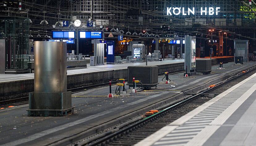 So leer wie zuletzt im Corona-Lockdown: Der Kölner Hauptbahnhof während der Sperrung. (Archivbild)
