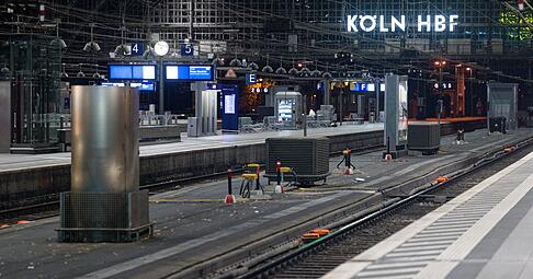 So leer wie zuletzt im Corona-Lockdown: Der Kölner Hauptbahnhof während der Sperrung. (Archivbild) So leer wie zuletzt im Corona-Lockdown: Der Kölner Hauptbahnhof während der Sperrung. (Archivbild)