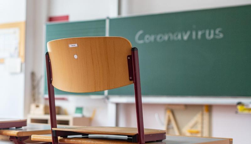 «Coronavirus» steht auf einer Tafel in einem leeren Klassenzimmer. «Coronavirus» steht auf einer Tafel in einem leeren Klassenzimmer.