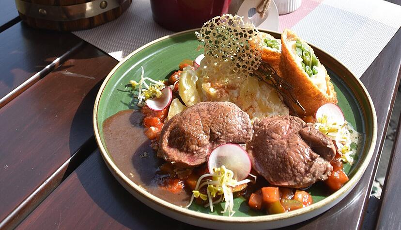 Ein seltenes Exemplar seiner Art? Nein, sagt Maximilian Payerle von der Wiesenkelter, der dieses Lamm gekocht hat: Von diesem Tier kämen bei ihm an Ostern einige auf den Tisch. Andere Wirte und Metzger machen gegenteilige Erfahrungen.
Foto: Büchele Ein seltenes Exemplar seiner Art? Nein, sagt Maximilian Payerle von der Wiesenkelter, der dieses Lamm gekocht hat: Von diesem Tier kämen bei ihm an Ostern einige auf den Tisch. Andere Wirte und Metzger machen gegenteilige Erfahrungen.
Foto: Büchele