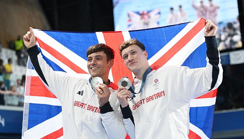 Thomas Daley (links) jubelt &uuml;ber Silber.