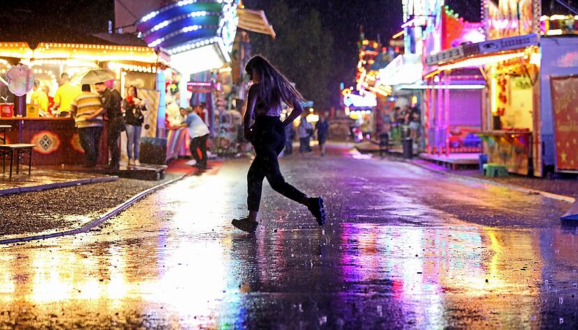 Bis zum späten Abend freuen sich am Samstag die meisten Schausteller mit Festwirt Karl Maier über einen guten Zulauf zum Volksfest. Als gegen 22 Uhr ein heftiges Gewitter einsetzt, leeren sich die Gassen schnell − und das Zelt ist voll.
Foto: Ralf Seidel Bis zum späten Abend freuen sich am Samstag die meisten Schausteller mit Festwirt Karl Maier über einen guten Zulauf zum Volksfest. Als gegen 22 Uhr ein heftiges Gewitter einsetzt, leeren sich die Gassen schnell − und das Zelt ist voll.
Foto: Ralf Seidel