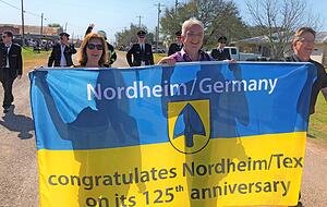 B&uuml;rgermeister Volker Schiek (rechts) und eine Delegation aus Nordheim &uuml;berbrachten eine Fahne mit den Farben des w&uuml;rttembergischen Ortes nach der Parade an Nordheim in Texas.