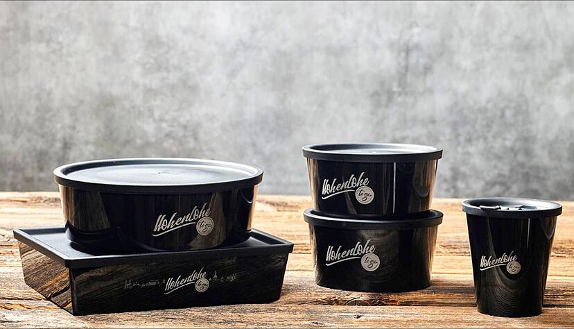 Einheitliche Becher, Schalen und Boxen, die der Systemanbieter "Local to go" im Portfolio hat, kommen bei "Hohenlohe to go" seit Juli 2021 zum Einsatz. Bisher sind 18 Betriebe im Hohenlohekreis Partner, es sollen noch viel mehr werden. Einheitliche Becher, Schalen und Boxen, die der Systemanbieter "Local to go" im Portfolio hat, kommen bei "Hohenlohe to go" seit Juli 2021 zum Einsatz. Bisher sind 18 Betriebe im Hohenlohekreis Partner, es sollen noch viel mehr werden.