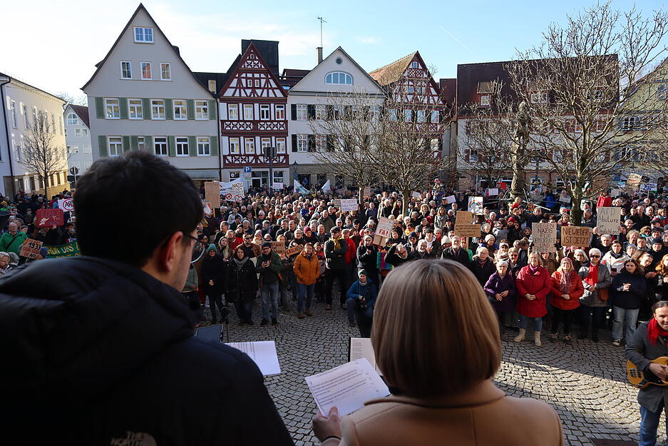 Etwa 1500 bis 2000 Menschen sind zur Demo nach Öhringen gekommen, schätzt die Polizei. Die Redner kamen von Parteien und aus anderen gesellschaftlichen Gruppen. Etwa 1500 bis 2000 Menschen sind zur Demo nach Öhringen gekommen, schätzt die Polizei. Die Redner kamen von Parteien und aus anderen gesellschaftlichen Gruppen.
