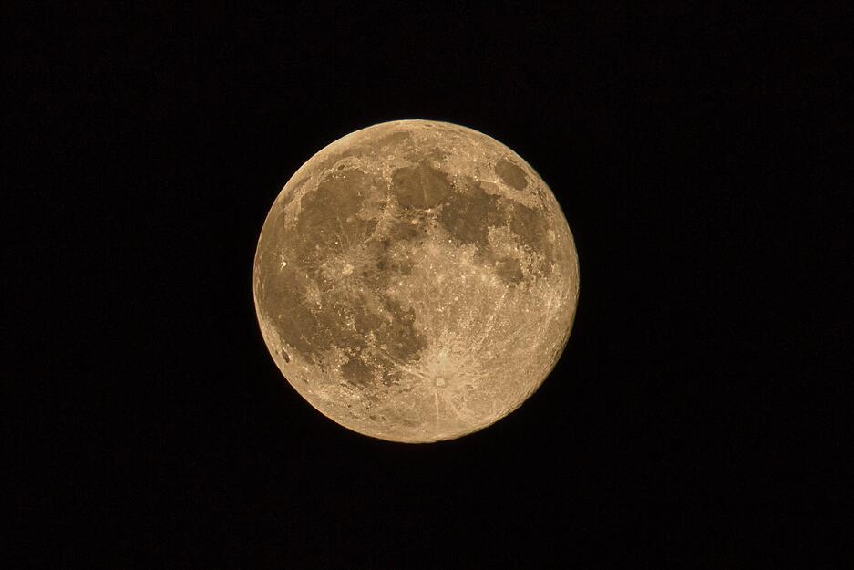 Der Supermond wurde auch im Landkreis Heilbronn in Szene gesetzt.