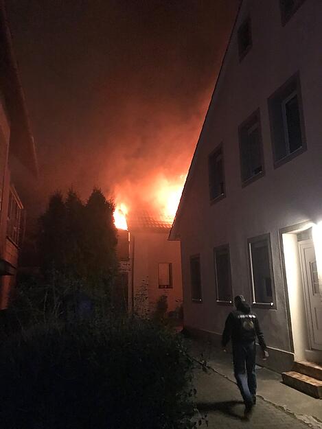 Die Feuerwehr war am Samstagmorgen wegen einem Dachstuhlbrand in Heilbronn-Böckingen im Einsatz. Die Feuerwehr war am Samstagmorgen wegen einem Dachstuhlbrand in Heilbronn-Böckingen im Einsatz.