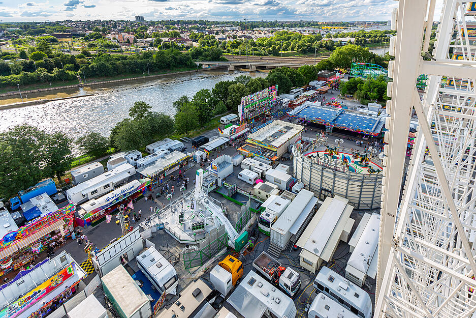 Vorletzter Abend auf dem Heilbronner Volksfest 2024. Das Gelände liegt auf der Theresienwiese am Neckar.