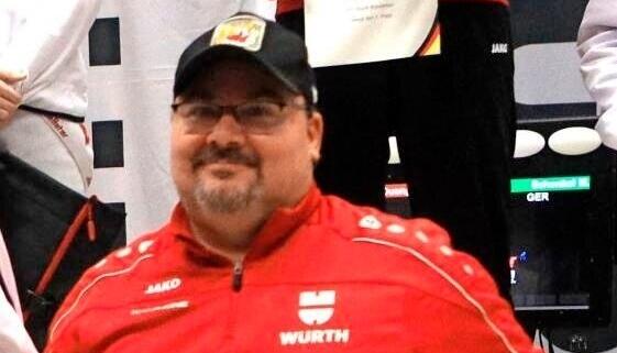 Trainer Michael Gäbelein freut sich über den Sieg seines Schützlings.