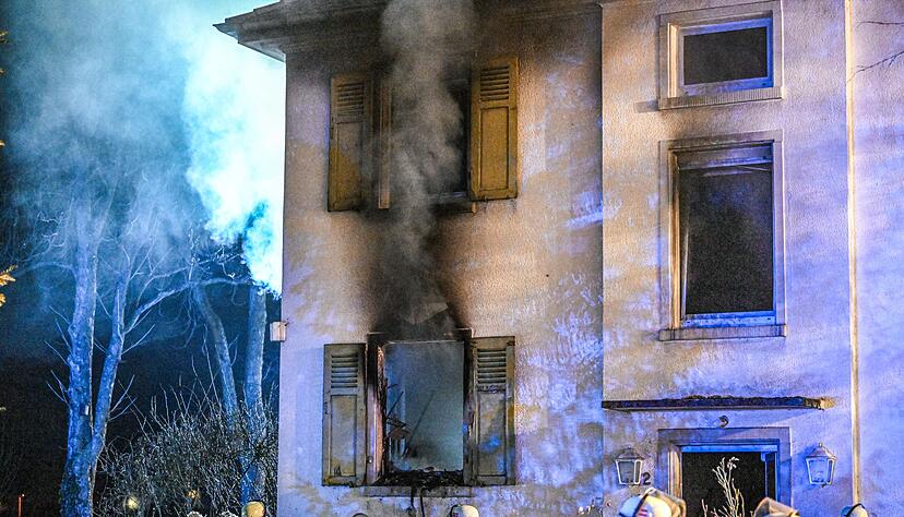 Als die Feuerwehr eintraf, stand das Erdgeschoss bereits in Vollbrand. Als die Feuerwehr eintraf, stand das Erdgeschoss bereits in Vollbrand.