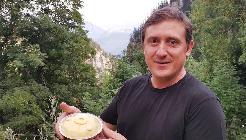 Martin Summermatter ist Inhaber des Restaurants Sparrhorn in Belalp im Wallis und bereitet die Teigrohlinge regelmäßig als Einzelportionen zu und friert sie ein. Martin Summermatter ist Inhaber des Restaurants Sparrhorn in Belalp im Wallis und bereitet die Teigrohlinge regelmäßig als Einzelportionen zu und friert sie ein.
