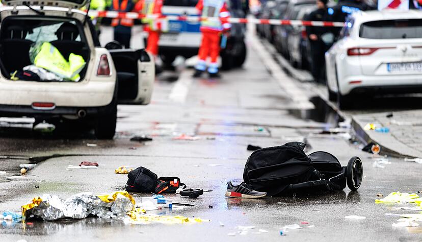 Kleidung und ein Kinderwagen liegen nach dem Anschlag auf der Straße. Kleidung und ein Kinderwagen liegen nach dem Anschlag auf der Straße.